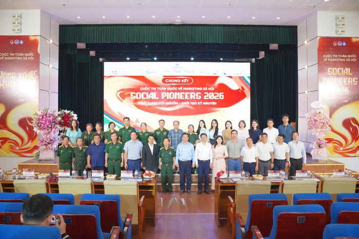 Các đại biểu, Ban tổ chức và khách mời chụp ảnh lưu niệm tại vòng Chung kết Social Pioneers 2026.