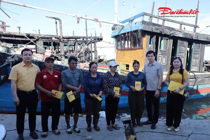 Trao hỗ trợ 15 triệu đồng cho mỗi tàu cá bị cháy từ Quỹ Cứu trợ tỉnh Nghệ An cho các ngư dân có 5 tàu cá bị cháy. Ảnh: ĐC