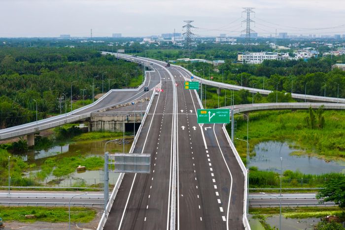  Tiếp sau đó, dịp 30/4/2025, đoạn phía tây dài 18,8 km từ nút giao Quốc lộ 1A đến Nguyễn Văn Tạo (huyện Nhà Bè) cũng đã hoàn thành và đưa vào khai thác. 