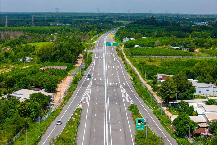 Khi hoàn thành, cao tốc sẽ kết nối các tỉnh miền Tây và Đông Nam Bộ không cần đi qua trung tâm TP.HCM, rút ngắn thời gian lưu thông, vận chuyển hàng hóa, từ đó khai thác những thế mạnh kinh tế, thu hút đầu tư, du lịch của các tỉnh Đồng Nai, Tây Ninh và TP.HCM. 