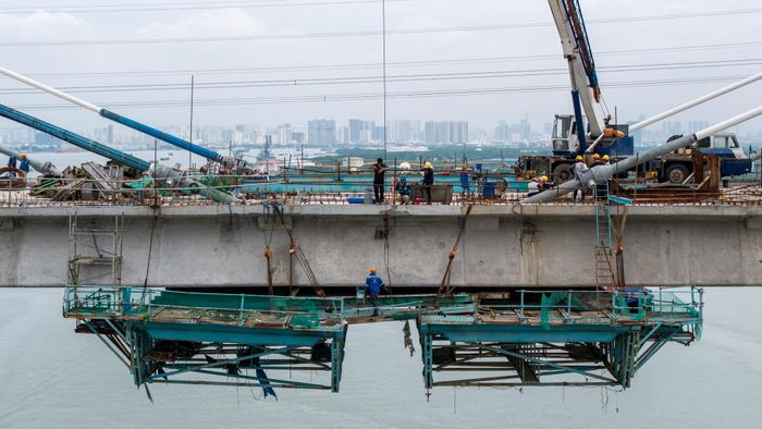  Cầu Phước Khánh đã được hợp long ngày 22/7. Hiện công trình đạt khoảng 98% khối lượng thi công, đang được tăng tốc để cán đích vào cuối tháng này. 