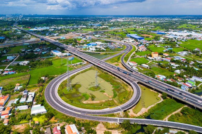  Trong ảnh là đoạn phía tây dài 3,4 km, kết nối từ nút giao cao tốc TP.HCM - Trung Lương (xã Bến Lức, Tây Ninh) đến Quốc lộ 1A (xã Bình Chánh, TP.HCM) đã được đưa vào khai thác đầu năm 2025. 