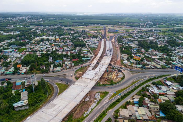  Trong ảnh là điểm cuối dự án thuộc gói thầu XL-NG51 kết nối cao tốc Biên Hòa - Vũng Tàu và Quốc lộ 51, dự kiến hoàn thành cuối tháng 8. 