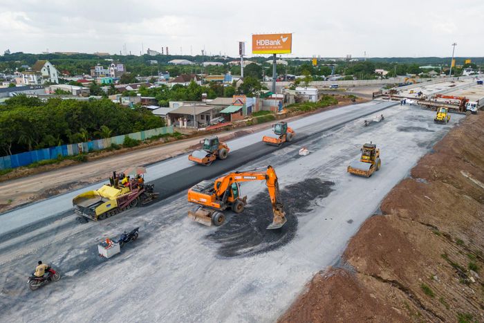  Chủ đầu tư cùng các nhà thầu đang khẩn trương triển khai các hạng mục còn lại để thông xe toàn tuyến vào tháng 9. 