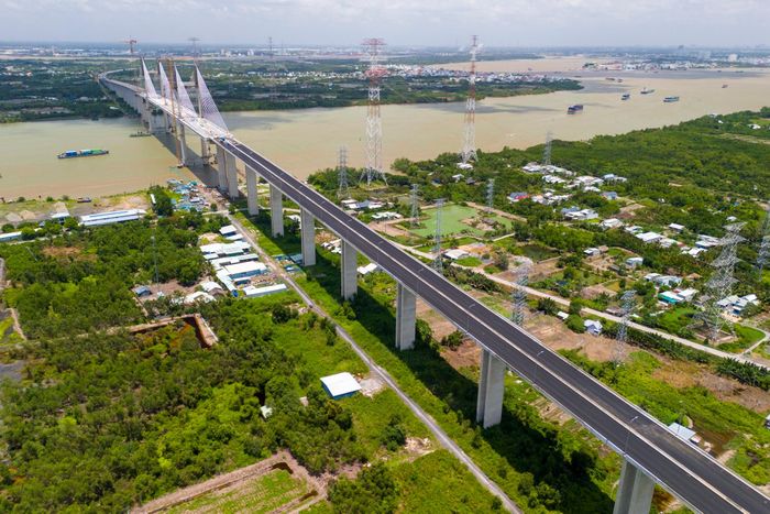  Trong ảnh là đoạn đường dài gần 20 km từ nút giao Phước An đến đường dẫn cầu Phước Khánh (xã Vĩnh Thanh, Đồng Nai) đã hoàn thành nhưng chưa thể khai thác, do chưa có kết nối giao thông. 