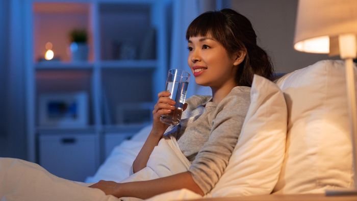 Uống quá nhiều nước trước khi đi ngủ sẽ khiến thận phải "tăng ca" để xử lý lượng nước dư thừa, từ đó làm tăng gánh nặng lọc của thận. Ảnh: Shutterstock.