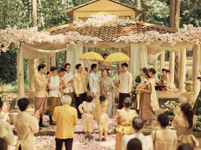 Trở lại với Thiên đường với người thương, Phương Mỹ Chi đang thu hút sự chú ý của khán giả. MV được đầu tư mạnh, mở ra không gian văn hóa Khmer Nam Bộ, từ trang phục, đời sống, nghề truyền thống cho đến các phong tục, nghi lễ. MV kể về câu chuyện Chi và Định (do Phương Mỹ Chi và Bảo Định đảm nhận) - hai người bạn "thanh mai trúc mã". Từ những ngày còn nhỏ, cả hai đã cùng trải qua những buổi tập múa, những lần rong chơi trên cánh đồng thốt nốt đến những buổi sinh hoạt cộng đồng. Từ tình bạn tuổi thơ dần được nuôi dưỡng thành tình yêu.