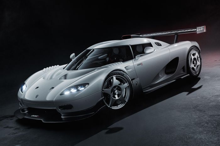  Koenigsegg CCGT1 được trang bị động cơ V8 twin-turbo 5.0L, sản sinh công suất 1.280 mã lực và mô-men xoắn 1.500 Nm, đi kèm hộp số 9 cấp Light Speed Transmission (LST). Với xăng sinh học E85, sức mạnh của xe có thể lên đến 1.600 mã lực. 