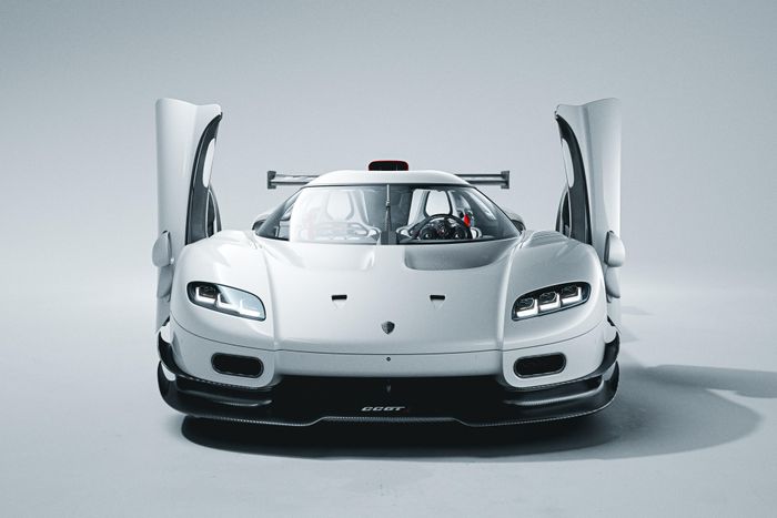  Gói khí động học mới của Koenigsegg CCGT1 gồm cánh chia gió trước cỡ lớn, các tấm điều hướng gầm chủ động, sàn xe được tạo hình đặc biệt với các thanh hướng gió và bộ khuếch tán gió sau được thiết kế lại hoàn toàn. 