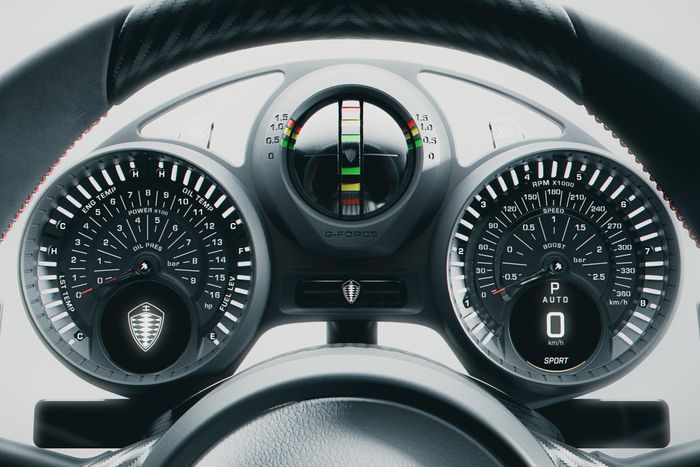  Cụm đồng hồ Chronocluster thế hệ thứ ba nổi bật với đồng hồ đo lực G (quán tính) cơ học, hoạt động hoàn toàn bằng lực G mà không cần cơ cấu cảm biến điện tử. Xe vẫn được trang bị màn hình cảm ứng thông tin giải trí của Koenigsegg. 