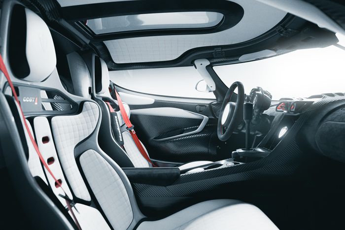  Ghế ngồi tiêu chuẩn bằng sợi carbon siêu nhẹ, đi kèm dây đai an toàn 6 điểm cho người lái, nút khởi động màu đỏ, nắp che công tắc đánh lửa, công tắc mồi bơm nhiên liệu... 