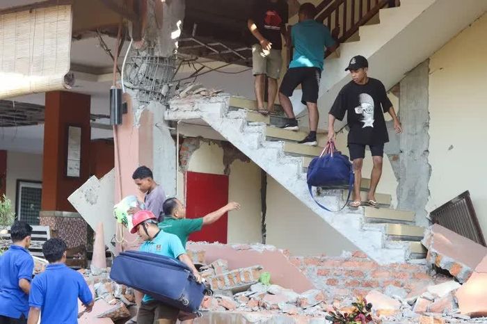 Người dân sơ tán khỏi khách sạn Jayakarta ở Labuan Bajo, Đông Nusa Tenggara sau trận động đất. Ảnh: Reuters.