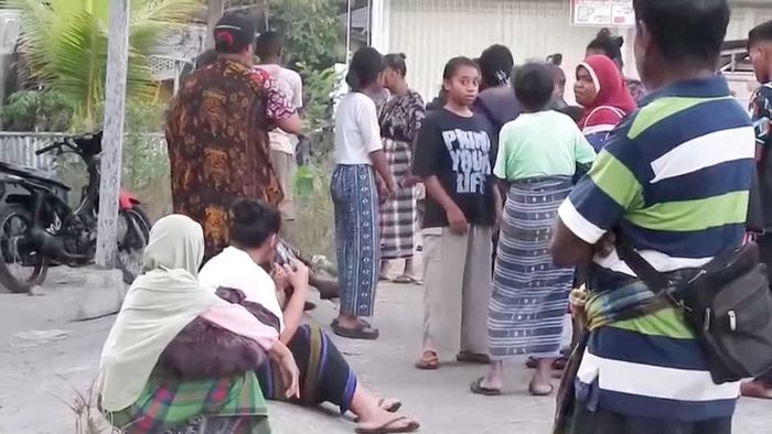 Nhiều đồ dùng vỡ vụn, người dân sơ tán khỏi tòa nhà bị sập thuộc khách sạn Jayakarta sau trận động đất 7,7 độ richter ở Labuan Bajo, tỉnh Đông Nusa Tenggara, Indonesia, ngày 15/8/2026. Ảnh: Reuters.