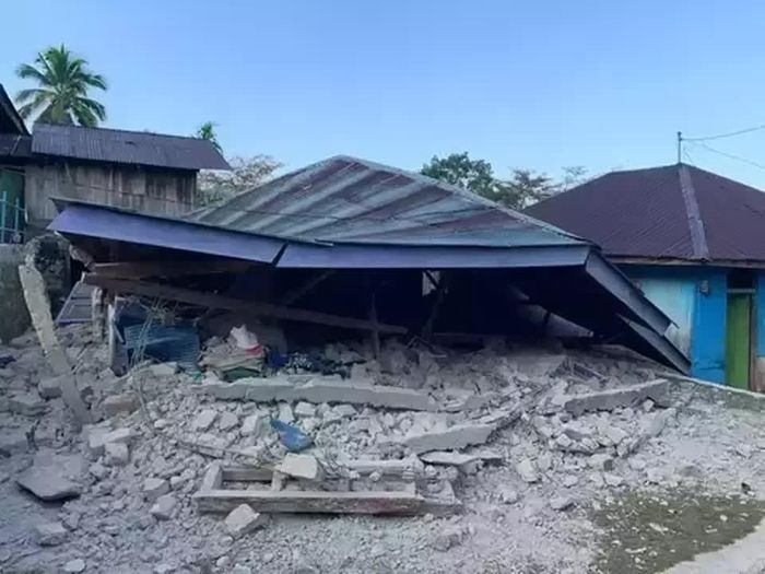 Một ngôi nhà tại làng Lenda, xã West Cibal, huyện Manggarai, bị sập hoàn toàn sau trận động đất mạnh 7,7 độ Richter xảy ra tại tỉnh Nusa Tenggara Timur vào sáng 15/8/2026. Ảnh: Jakarta Globe.