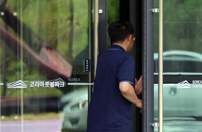  Cảnh sát khám xét trụ sở của KFA. Ảnh: Yonhap 