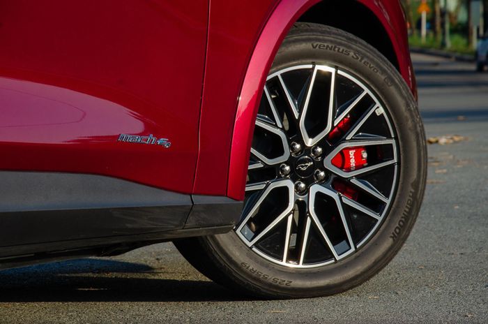  Việc hệ thống AEB hoạt động chính xác cũng không hoàn toàn đảm bảo chiếc xe có thể tránh được va chạm với xe phía trước. Ảnh minh họa: Phúc Hậu. 