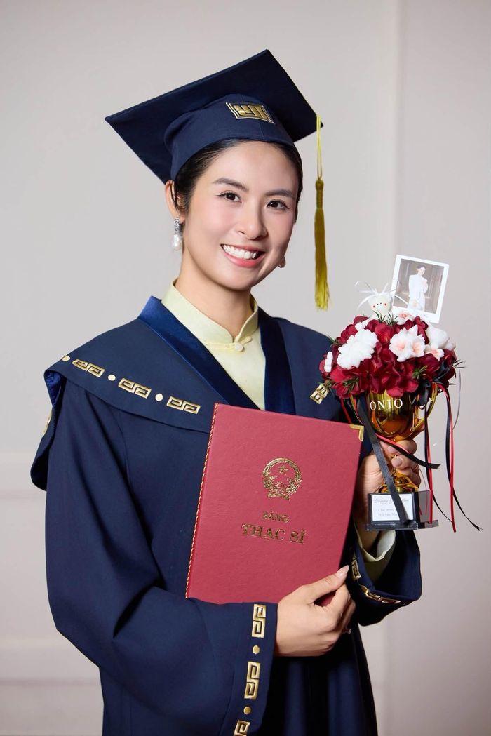 Ngọc Hân nhận bằng thạc sĩ tại Trường Đại học Mỹ thuật Công nghiệp. Ảnh: @ngochan.