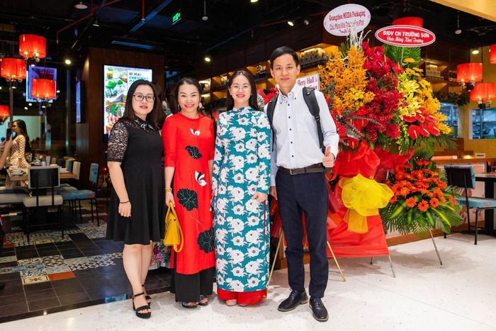  Bà Trương Nguyễn Thiên Kim (áo dài xanh) là sếp lớn tại nhiều doanh nghiệp. Ảnh: Nhà hàng Dì Mai. 