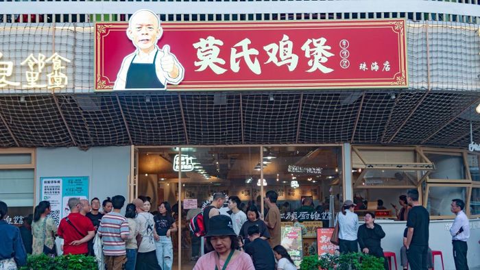  Một chi nhánh của nhà hàng lẩu gà Mo's tại Chu Hải, tỉnh Quảng Đông, ngày 30/4. Ảnh: VCG. 