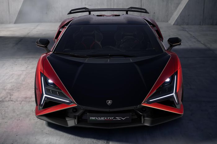Lamborghini Revuelto SV sở hữu thiết kế sắc nét và hầm hố hơn với phần hông vẫn giữ dáng "Speedshape" đặc trưng. Trong khi đó, đầu xe áp dụng thiết kế Omega đứng, giúp siêu xe này có tư thế bề thế và mạnh mẽ hơn.