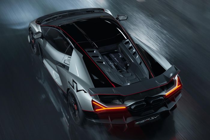 Lamborghini Revuelto SV chỉ được sản xuất giới hạn 1.963 chiếc, vốn cũng là con số tri ân năm thành lập của thương hiệu, tuy nhiên giá chính thức chưa được tiết lộ. Tại Việt Nam, Lamborghini Revuelto phiên bản tiêu chuẩn có giá từ 44 tỷ đồng.