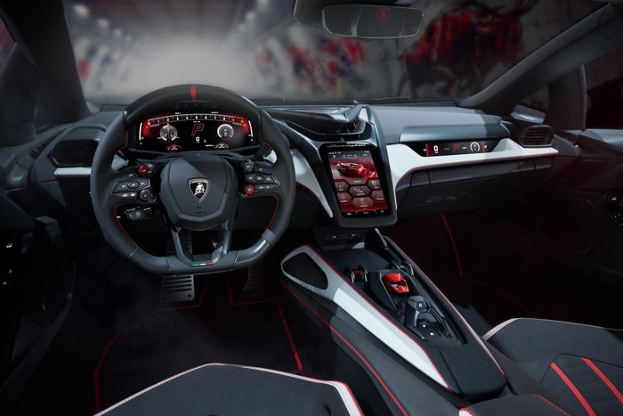 Nội thất Lamborghini Revuelto SV được thiết kế theo triết lý "Feel Like a Pilot", hướng về người lái với nhiều chi tiết sợi carbon nhằm giảm trọng lượng và tăng cảm giác thể thao.