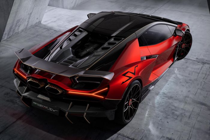 Tương tự Diablo SV, Murcielago SV hay Aventador SV, Lamborghini Revuelto SV sở hữu gói ngoại thất khí động học hoàn toàn mới và được nâng cấp hiệu suất.