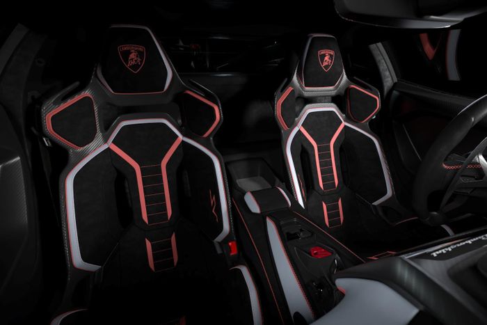 Bản tiêu chuẩn sử dụng ghế Sport Seats khung sợi carbon, đồng thời cung cấp tùy chọn ghế Race Seats carbon nguyên khối bọc Corsa-Tex và da, kết hợp nhiều chi tiết carbon hơn bất kỳ phiên bản Revuelto nào trước đây.