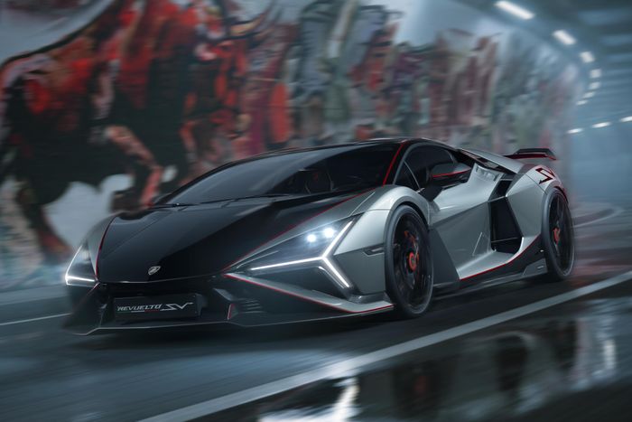 Lamborghini Revuelto SV vẫn được trang bị động cơ V12 hút khí tự nhiên dung tích 6.5L, sản sinh công suất 825 mã lực. Hệ thống hybrid gồm 2 motor điện tại cầu trước và 1 motor điện đặt phía trên hộp số 8 cấp ly hợp kép.