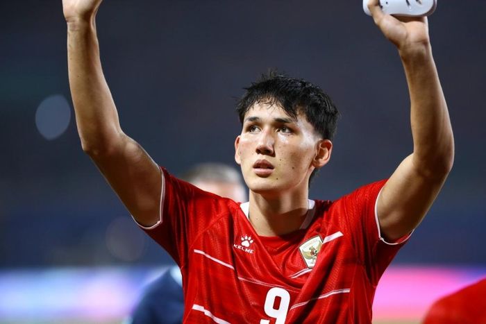 Pha ngã của Mitchell Baker trong vùng cấm Singapore được giới chuyên môn Indonesia nhắc đi nhắc lại. Ảnh: Minh Chiến.
