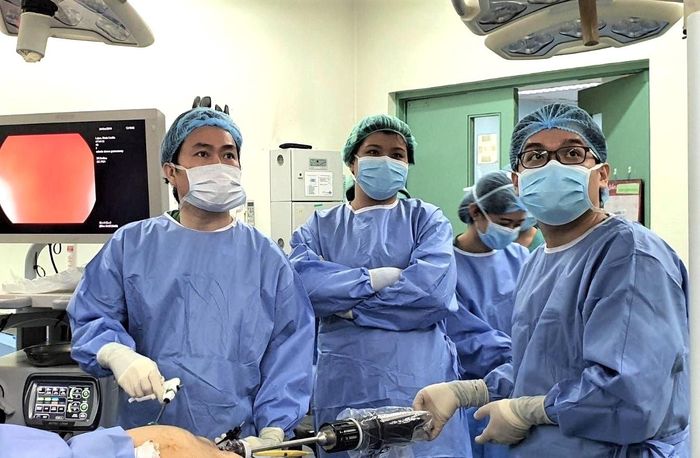 Bác sĩ Bệnh viện Bình Dân trong ca phẫu thuật hỗ trợ bệnh viện Philippines. Ảnh: BVCC.