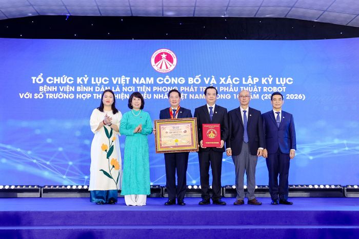 Bệnh viện Bình Dân TP.HCM xác lập Kỷ lục Việt Nam về số ca phẫu thuật robot nhiều nhất trong một thập kỷ. Ảnh: Trần Nhung.