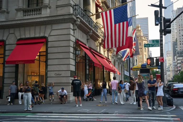  Người bộ hành trên Đại lộ Số 5 ở New York. Ảnh: Bloomberg. 