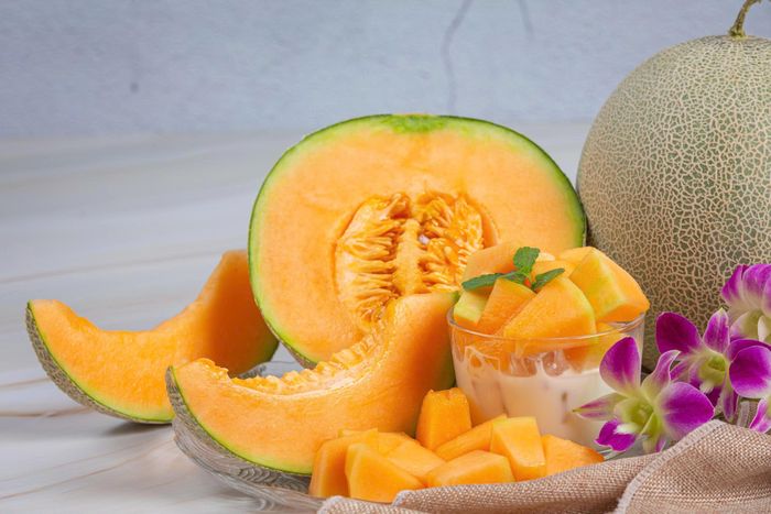  Dưa lưới giàu vitamin A, vitamin C và nước, góp phần bổ sung dưỡng chất và làm đa dạng thực đơn trái cây của trẻ khi ăn dặm. Ảnh: Magnific. 