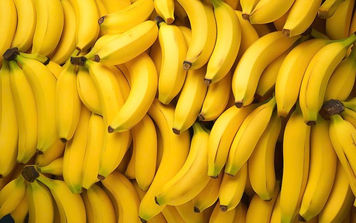 Chuối mềm, dễ nghiền và cung cấp kali, vitamin B6 cùng vitamin C, phù hợp để trẻ làm quen với trái cây khi bắt đầu ăn dặm. Ảnh: Magnific. 