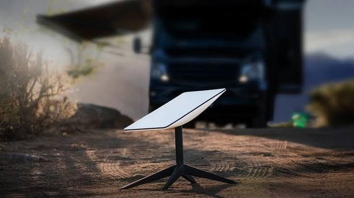 Gói Internet Starlink đắt gấp nhiều lần cáp quang của các nhà cung cấp trong nước. Ảnh: Autoevolution.