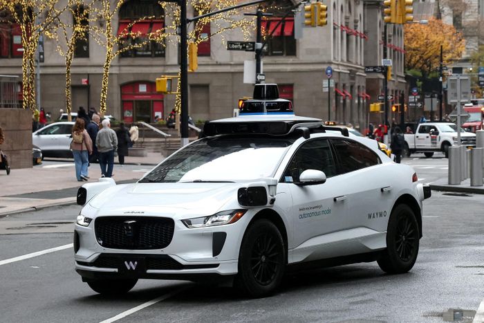  Trên thị trường toàn cầu, Waymo - công ty robotaxi được Alphabet hậu thuẫn, hiện là đơn vị dẫn đầu với khoảng 5.000 xe tự lái đang hoạt động, chủ yếu tại Mỹ. 