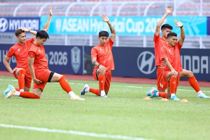  Đoàn Văn Hậu (giữa) cũng đang phải đóng vai “kép phụ” giống người đàn anh cùng CLB Quang Hải. Tuy nhiên, kinh nghiệm và đẳng cấp của Hậu vẫn sẽ hữu dụng trong giai đoạn loại trực tiếp. 