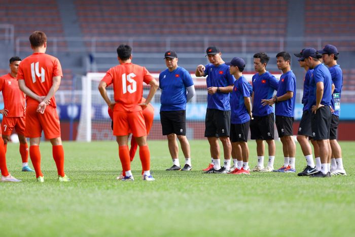 Buổi tập khớp sân có ý nghĩa mô phỏng tình hình giống với điều kiện trong ngày thi đấu nhất. Tuy nhiên, tuyển Việt Nam không tập muộn hơn được vì chủ nhà Malaysia đã đăng ký tập muộn lúc 18h30. 