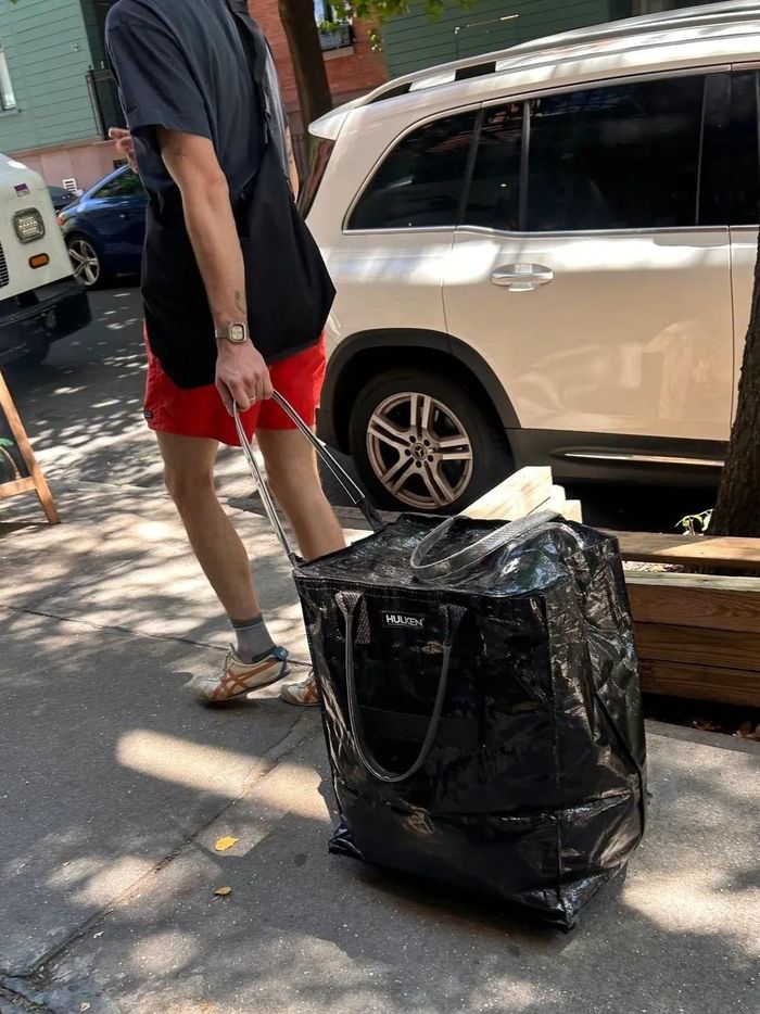 Không phải Hermès Birkin hay Margaux, một chiếc túi mới đang gây chú ý trên đường phố New York. Đó chính là Hulken Rolling Tote, mẫu túi có hai tay cầm dài và 5 bánh xe, được thiết kế để kéo thay vì xách hoặc khoác lên vai. Túi đủ rộng để chứa nhiều vật dụng, từ quần áo đến thực phẩm, theo Vogue. Ảnh: Max Berlinger.