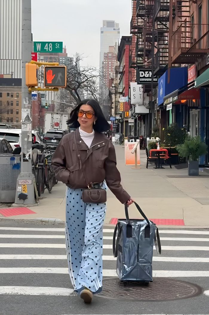 Đầu mùa hè, Hulken xuất hiện dày đặc trên đường phố Brooklyn Heights đến mức có thể nghe thấy tiếng bánh xe trước khi nhìn thấy chiếc túi. Lớp vỏ bóng với những màu nổi như hồng, xanh da trời càng khiến nó dễ nhận ra. Hulken có 3 kích cỡ, 5 bánh xe xoay 360 độ và 2 bộ tay cầm với độ dài khác nhau, phù hợp với nhiều chiều cao của khách hàng. Giá túi khoảng 100-125 USD. Sức hút của nó còn kéo theo các sản phẩm mô phỏng trên Walmart và Shein. Ảnh: @mao_chavez/IG.