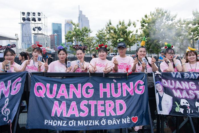 Anh Tuyết cho biết việc đến sớm giúp cô có cơ hội chọn góc nhìn thuận lợi hơn khi thần tượng biểu diễn.