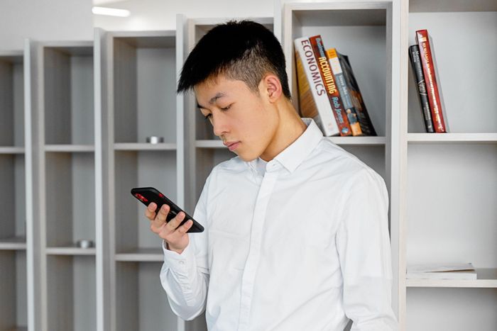 Người trẻ dành nhiều thời gian cho điện thoại, khiến thói quen đọc sách ngày càng bị thu hẹp. Ảnh minh họa: Mikhail Nilov/Pexels.