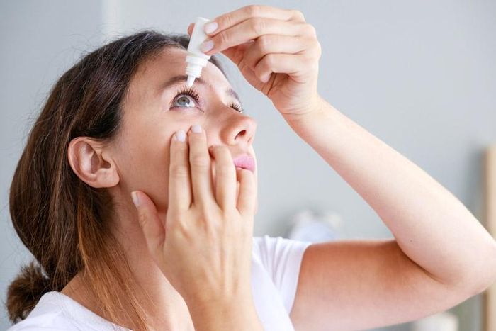  Thuốc nhỏ mắt vẫn có khả năng gây phản ứng dị ứng toàn thân, đặc biệt ở những người có cơ địa nhạy cảm hoặc từng có tiền sử dị ứng với thuốc. Ảnh: Clevelandclinic. 