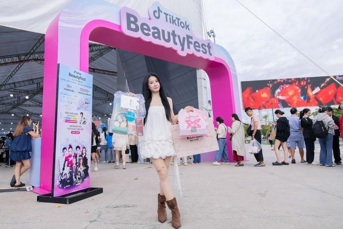  Trong khi Beauty Fest đông khách trực tiếp, hàng nghìn người khác theo dõi Mega LIVE để săn ưu đãi. 