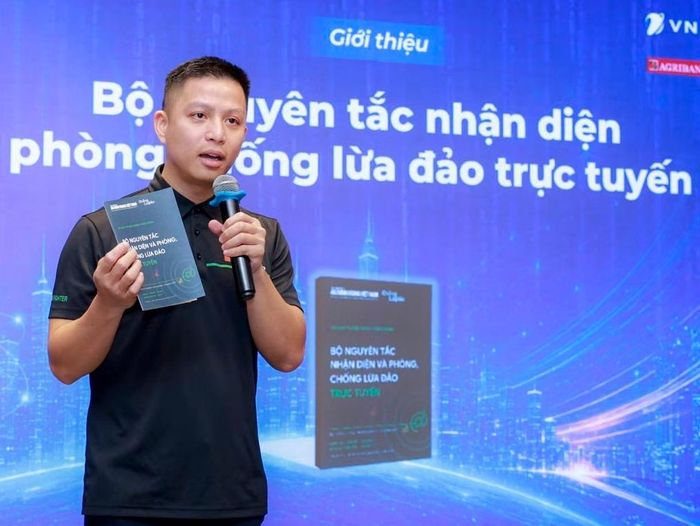 Ông Ngô Minh Hiếu giới thiệu cẩm nang miễn phí giúp người dân nâng cao nhận thức về lừa đảo qua mạng. Ảnh: Tạp chí An ninh mạng.