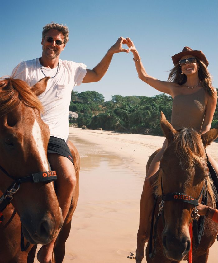 Theo Page Six, siêu mẫu Alessandra Ambrosio thông báo đính hôn với nhà thiết kế trang sức Buck Palmer sau gần hai năm hẹn hò. Người đẹp được cầu hôn trong kỳ nghỉ mới đây tại Indonesia. Ambrosio sau đó đăng trên trang cá nhân bức ảnh khoe chiếc nhẫn kim cương cùng màn cầu hôn lãng mạn ở bãi biển. “Em sẽ chọn anh trong kiếp này và mọi kiếp sau. Mãi mãi bên nhau nhé, tình yêu của em”, nữ người mẫu viết.