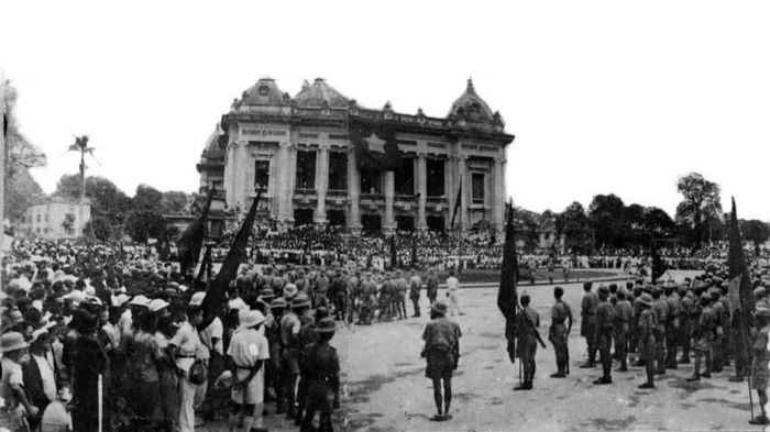 Những ngày tháng Tám sôi sục ở Thủ đô Hà Nội. Cách mạng Tháng Tám mở ra một thời đại mới ở Việt Nam, thời đại nhân dân Việt Nam làm chủ đất nước, làm chủ vận mệnh của chính mình. Ảnh: Tư liệu TTXVN