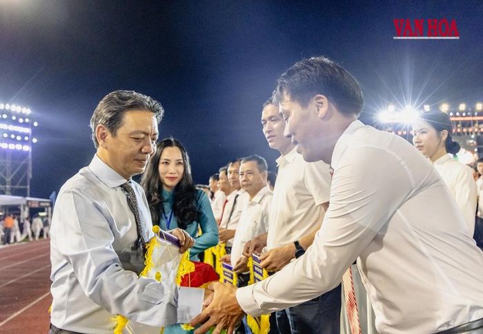 Thứ trưởng Bộ VHTTDL Hoàng Đạo Cương tặng cờ lưu niệm cho các đơn vị tham gia đài hội TDTT tỉnh Quảng Trị lần thứ I
