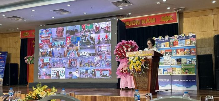 Bà Nguyễn Thị Thanh Tâm, Phó Giám đốc Quỹ Hỗ trợ Bảo tồn Di sản Văn hóa Việt Nam, Chủ nhiệm Câu lạc bộ Di sản Văn hóa tiếng Việt trình bày tham luận